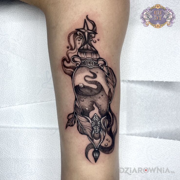 Tatuaż  eliksir felix felicis z harryego pottera w motywie fantasy i stylu dotwork na ramieniu