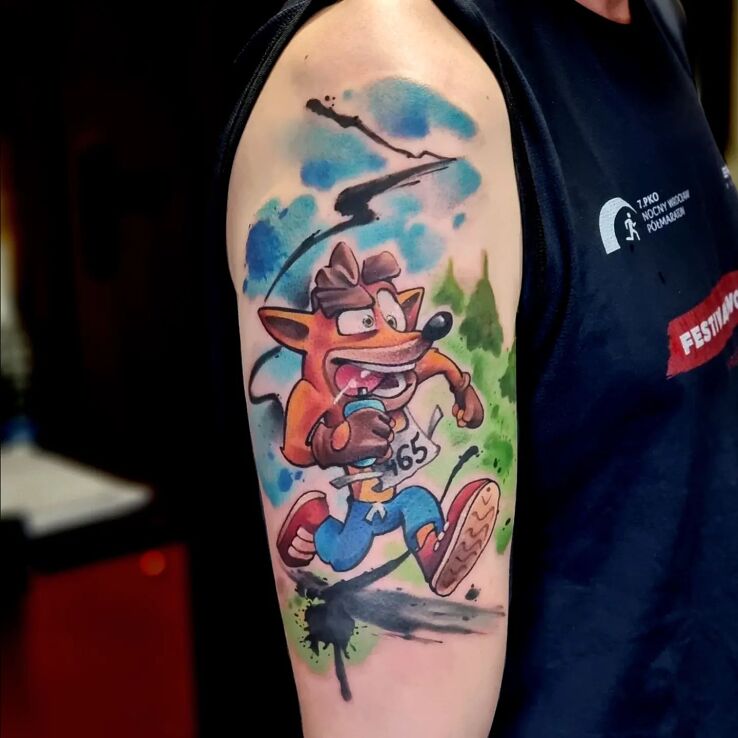 Tatuaż crash bandicoot w motywie kolorowe i stylu watercolor na bicepsie