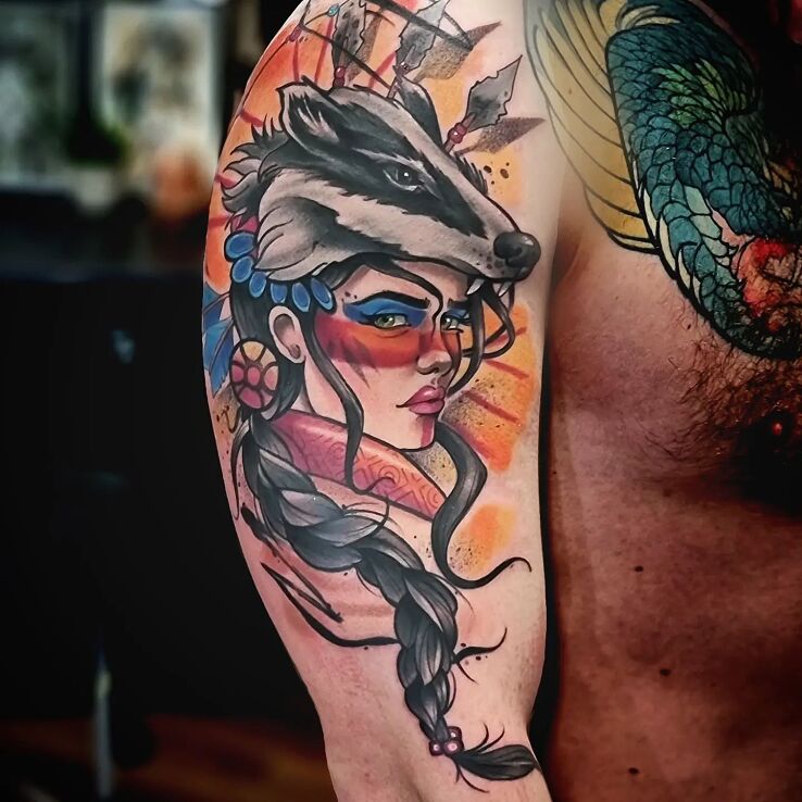 Tatuaż wojowniczka z borsukiem w motywie kolorowe i stylu graficzne / ilustracyjne na bicepsie