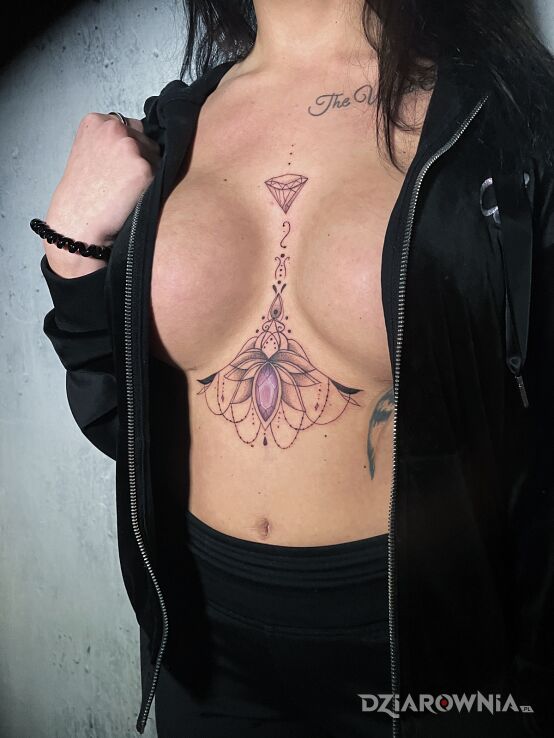 Tatuaż kompozycja diamentowa w motywie pozostałe i stylu geometryczne pod piersiami (underboob)