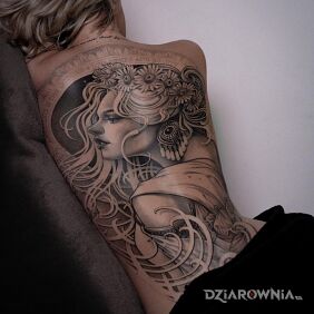 Tatuaż Dziewczyna z wiankiem na łopatkach motyw: czarno-szare styl: realistyczne