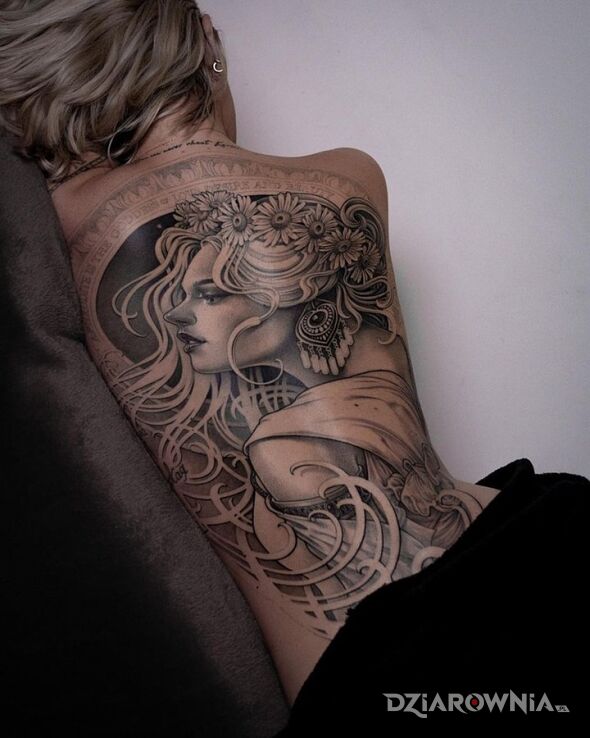 Tatuaż dziewczyna z wiankiem w motywie czarno-szare i stylu realistyczne na łopatkach