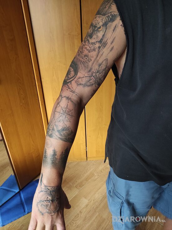 Tatuaż takie tam wzorki w motywie rękawy i stylu realistyczne na bicepsie