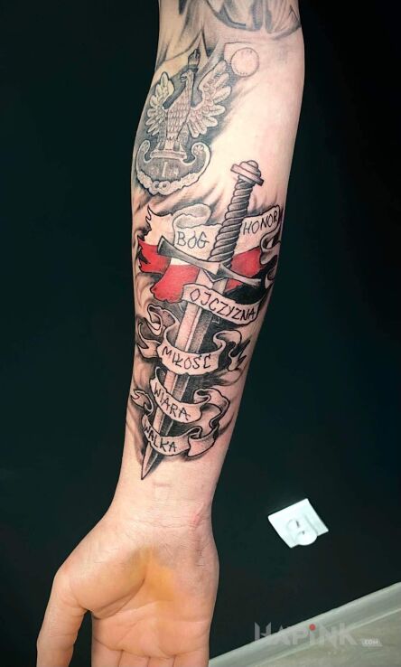 Tattoo Bóg honor ojczyzna in lettering motif and realistic style on the forearm