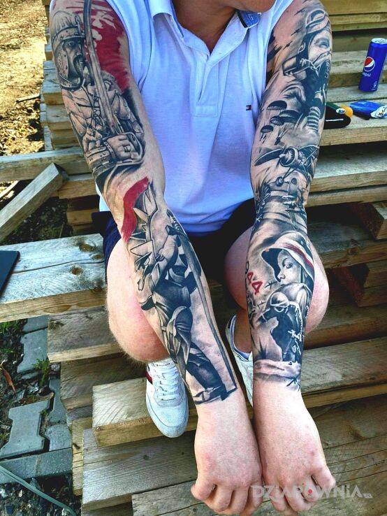 Tatuaż rękawy w motywie wojna na łokciu