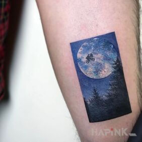 Tattoo ET on the forearm motif: characters