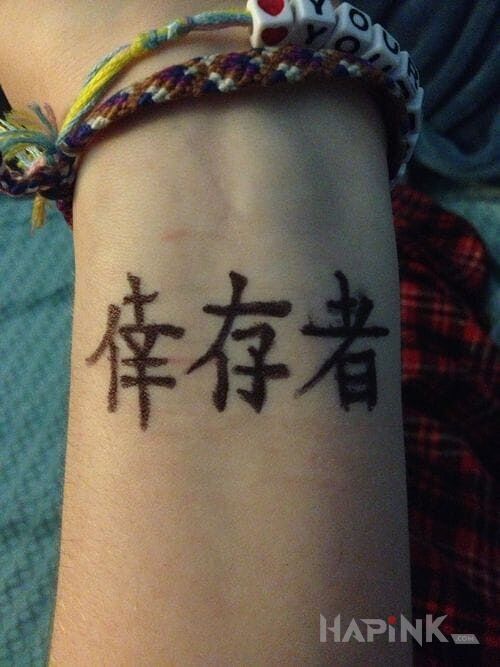 Tattoo Napis po chińsku in lettering motif on the wrist