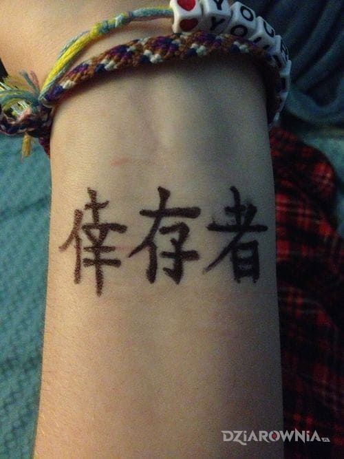 Tatuaż napis po chińsku w motywie napisy na nadgarstku