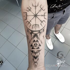 Tatuaż Vegvisir i znaki runiczne na przedramieniu motyw: czarno-szare styl: graficzne / ilustracyjne