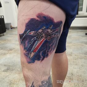 Tatuaż Star Wars na nodze motyw: kosmos styl: realistyczne