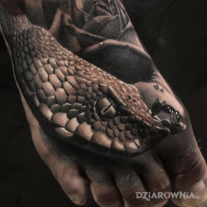 Tatuaż waz w motywie zwierzęta i stylu realistyczne na stopie