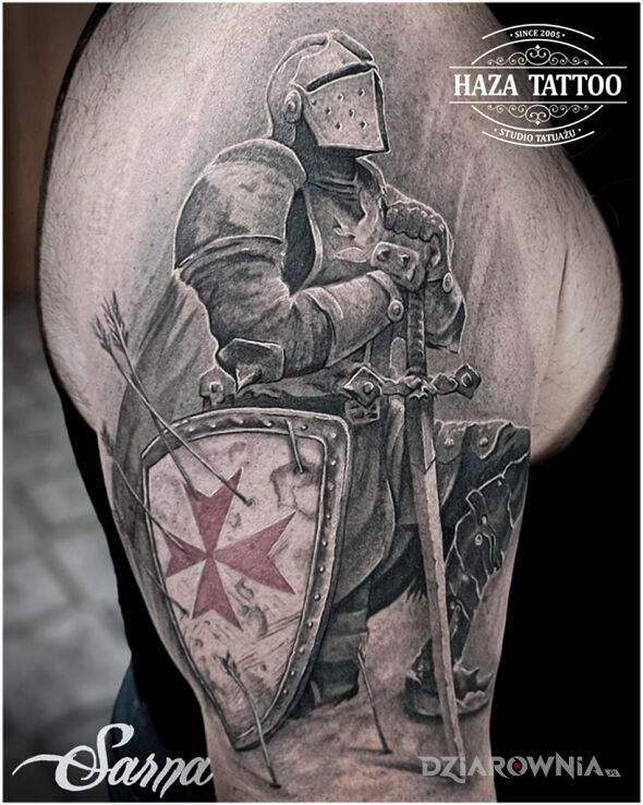 Tatuaż rycerz w motywie wojna i stylu realistyczne na ramieniu