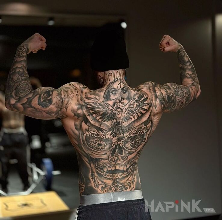 Tattoo Sila jest in skulls motif and graphic / illustrative style on the back