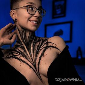 Tatuaż Dark szyja na gardle motyw: criminal lettering styl: blackwork / blackout