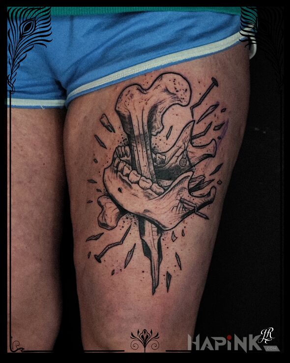 Tattoo Żuchwa in anatomical motif and graphic / illustrative style on the thigh