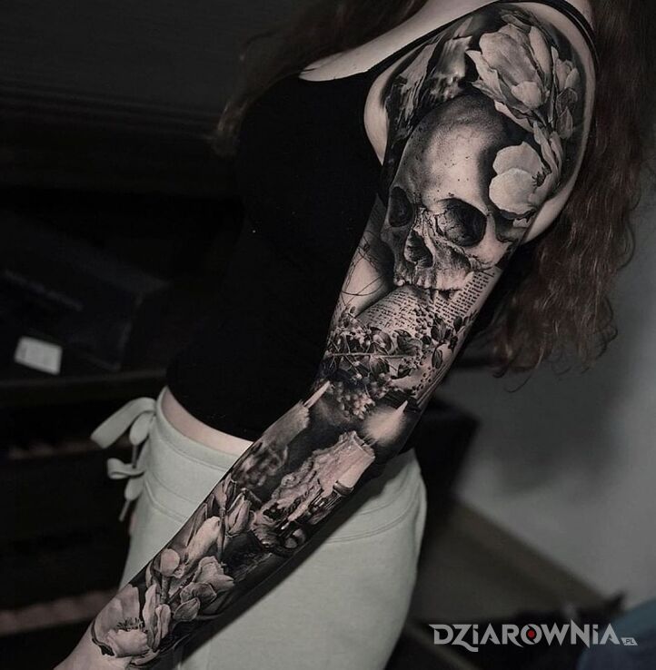 Tatuaż memento w motywie rękawy i stylu realistyczne na ramieniu