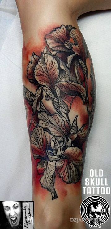 Tatuaż irysy w motywie florystyczne i stylu surrealistyczne na łydce