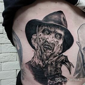 Tatuaż Freddy na żebrach motyw: mroczne styl: realistyczne