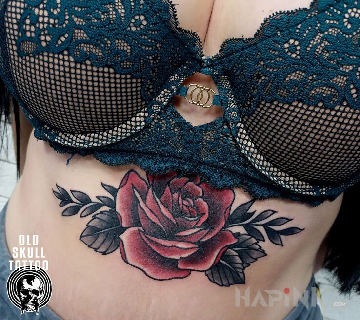 Tattoo Róża in colorful motif and neo-traditional style on the stomach