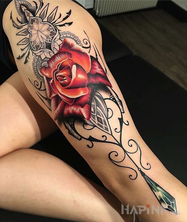Tattoo Wielka róża in flowers motif on the leg