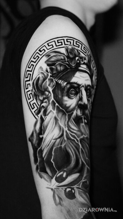 Tatuaż bóg mórz neptun w motywie czarno-szare i stylu realistyczne na ramieniu