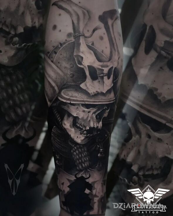 Tatuaż kościsty samuraj w motywie czarno-szare i stylu realistyczne na przedramieniu