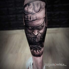 Tatuaż Hubal na łydce motyw: twarze styl: realistyczne