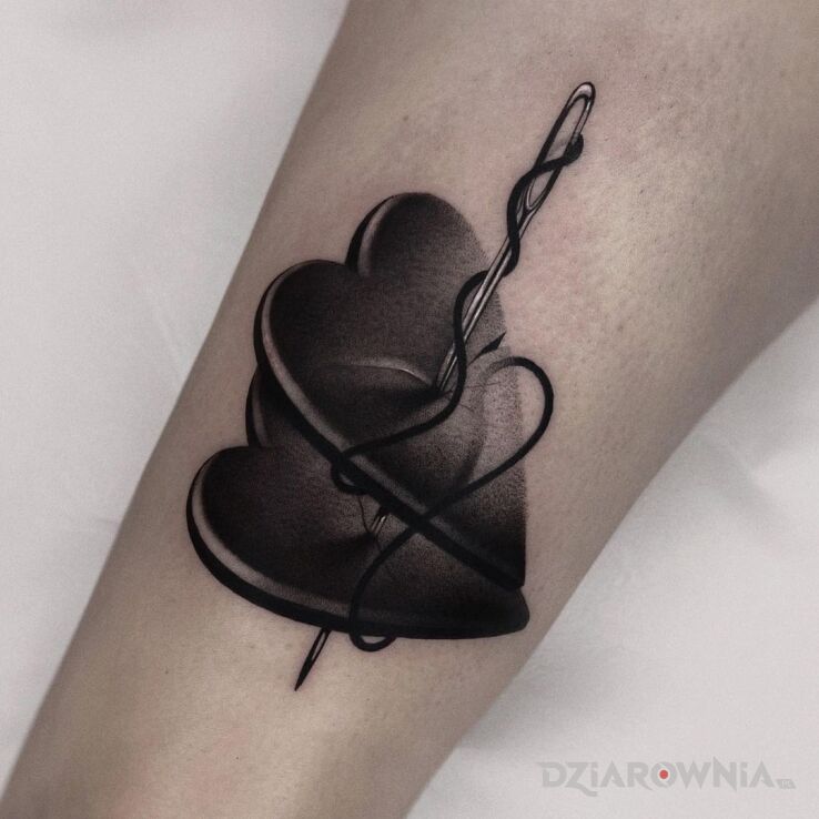 Tatuaż dwa serca zszyte nicią w motywie czarno-szare i stylu realistyczne na przedramieniu