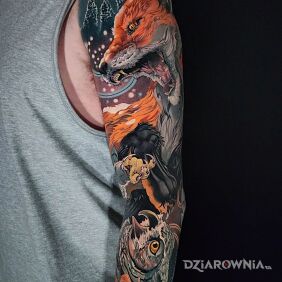 Tatuaż Lis pojedynkujący się z sową na ramieniu motyw: zwierzęta styl: realistyczne