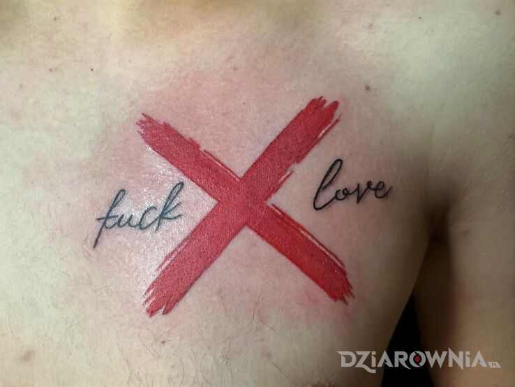 Tatuaż czerwony x w motywie napisy na klatce