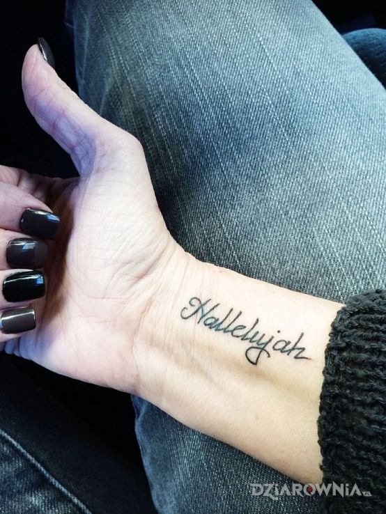 Tatuaż hallelujah w motywie napisy na przedramieniu
