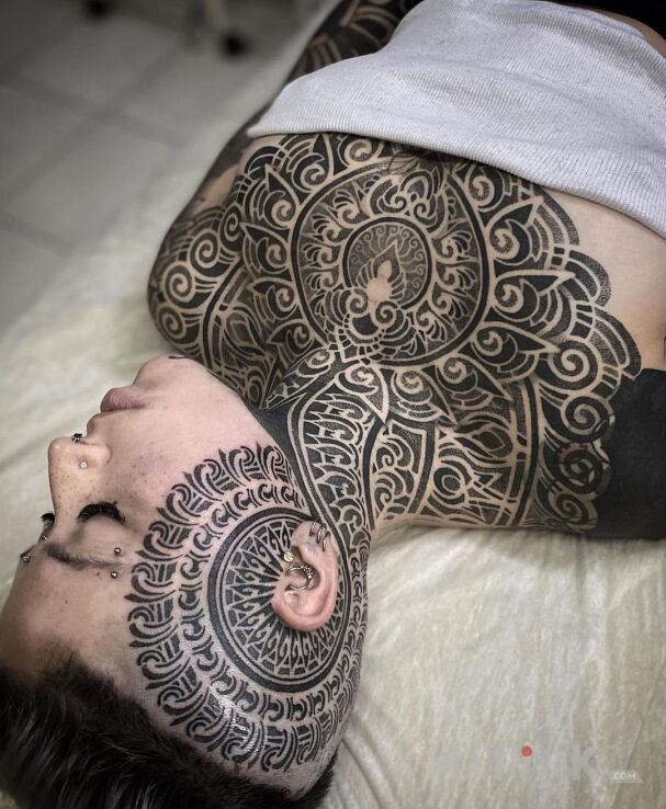 Tattoo Walnij mi coś małego za uchem in black and gray motif and geometric style behind the ear