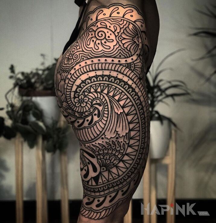 Tattoo Kontury nawiązujące do sztuki Polinezji in black and gray motif and Polynesian style on the leg