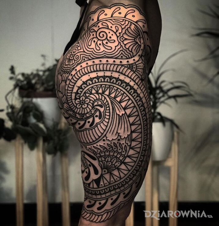 Tatuaż kontury nawiązujące do sztuki polinezji w motywie czarno-szare i stylu kontury / linework na udzie