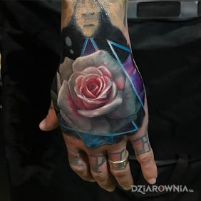Tatuaż Przepiękna róża na dłoni motyw: kwiaty styl: realistyczne