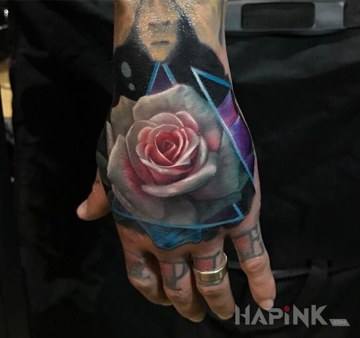 Tattoo Przepiękna róża in flowers motif and realistic style on the hand