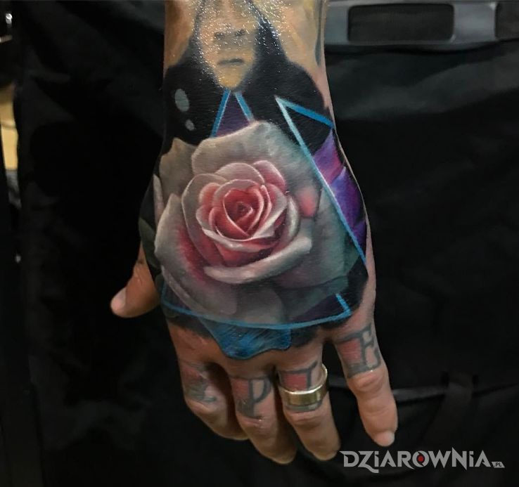 Tatuaż przepiękna róża w motywie kwiaty i stylu realistyczne na dłoni