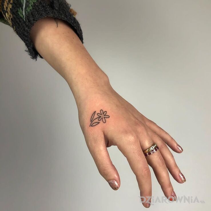 Tatuaż mały prosty wzór w motywie kwiaty i stylu minimalistyczne na ręce