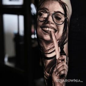 Tatuaż Śmiejżelki na ramieniu motyw: 3D styl: realistyczne