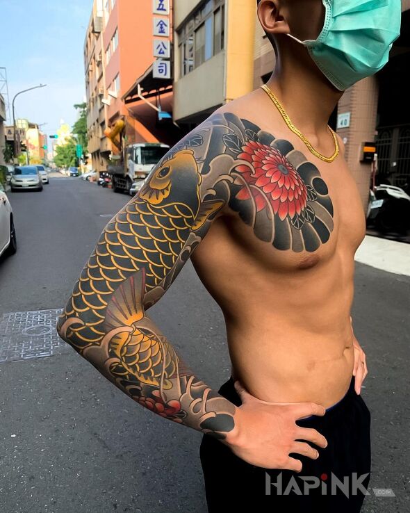 Tattoo Złota rybka in colorful motif and japanese / irezumi style On the arm
