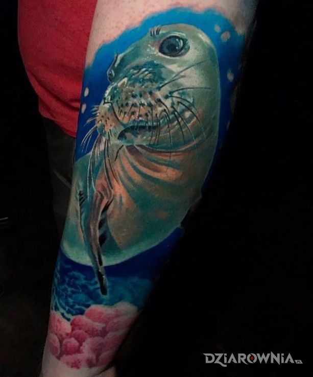 Tatuaż foka w motywie zwierzęta i stylu realistyczne na przedramieniu