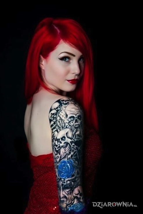 Tatuaż czerwony i niebieski w motywie rękawy na przedramieniu