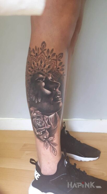 Tattoo Mandala realistyczna twarz in faces motif and realistic style on the leg