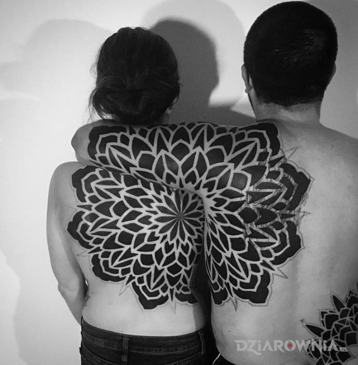 Tatuaż polaczeni w motywie miłosne na plecach
