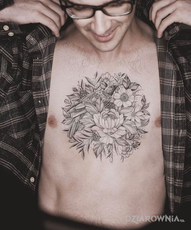 Tatuaż klata w kwiatki w motywie kwiaty na klatce