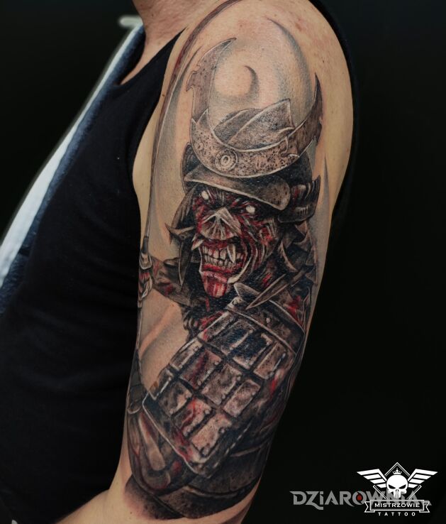 Tatuaż iron maiden w motywie mroczne i stylu realistyczne na ramieniu