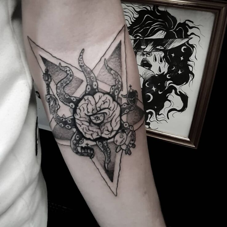 Tatuaż zła ośmiornica w motywie fantasy i stylu dotwork na ręce