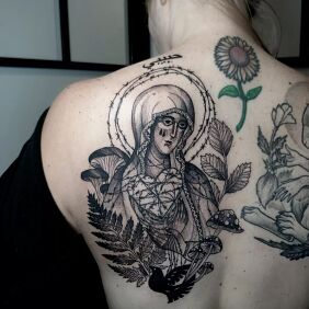 Tatuaż Maryjka leśna na łopatkach motyw: postacie styl: graficzne / ilustracyjne