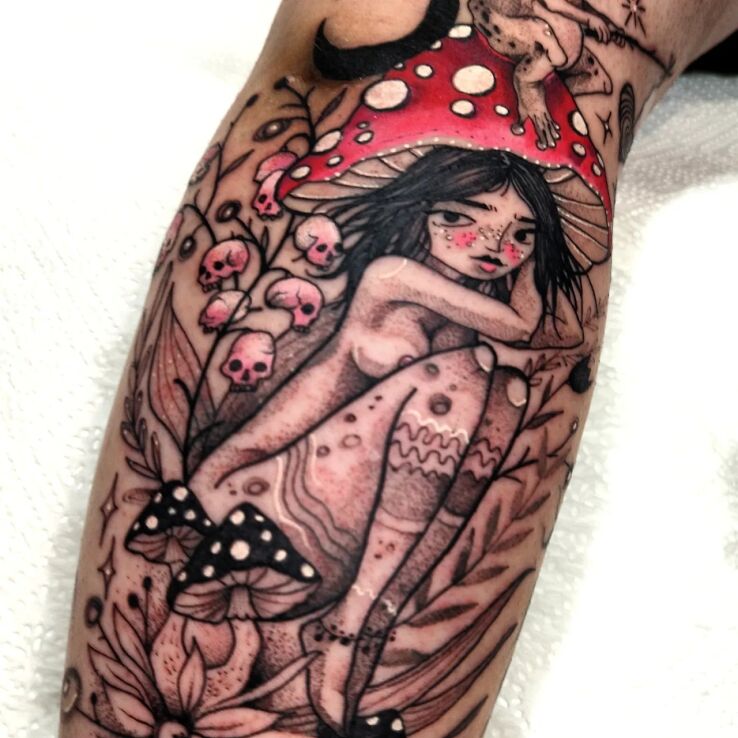 Tatuaż muchomorza panna w motywie czarno-szare i stylu kontury / linework na ręce