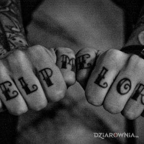 Tatuaż Help me lord na palcach motyw: napisy